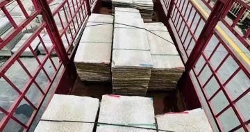 海东 黄金麻花岗岩荔枝面，光面毛板装车完成