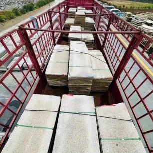 海东 黄金麻花岗岩荔枝面，光面毛板装车完成