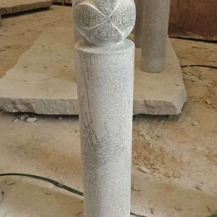 海东 芝麻白花岗岩石材挡车石柱、停车柱、圆柱挡车柱、方柱挡车柱等