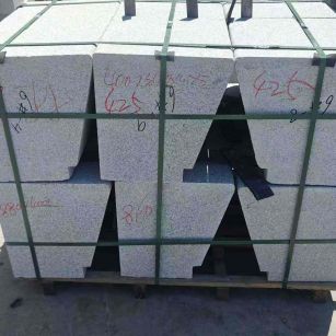 海东 芝麻白异形坐凳，石凳