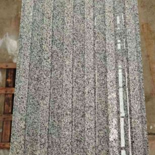 海东 芝麻白花岗岩荔枝面雕刻盲道，盲条