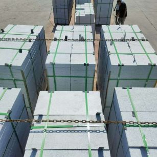 海东 芝麻白花岗岩5公分地铺石 花岗岩厂家工厂装车日常