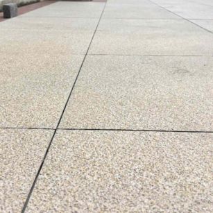 海东 黄金麻花岗岩石板材荔枝面地面铺装效果
