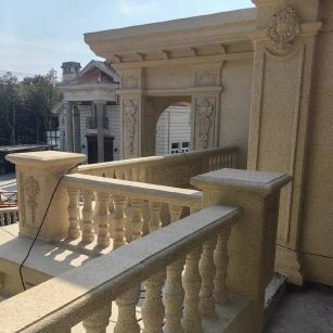 海东 黄金麻别墅外墙干挂雕花配合阳台栏杆花瓶柱