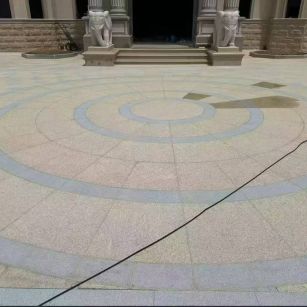 海东 黄金麻芝麻灰花岗岩石材地铺拼接效果