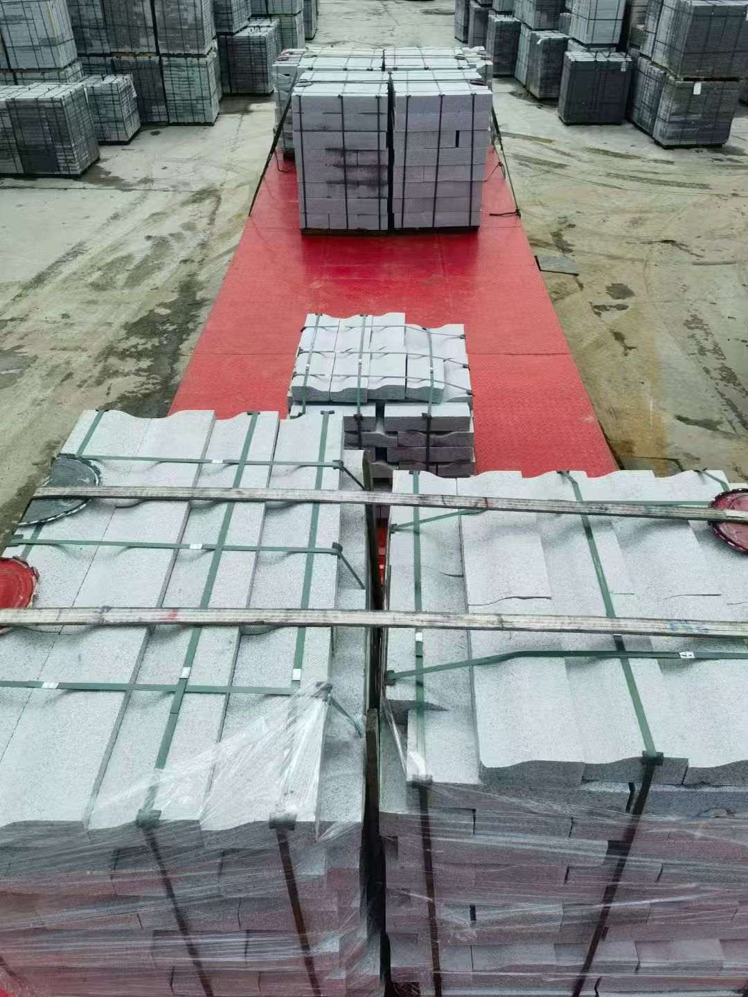 海东 芝麻白仿形加直形路沿石出货日常