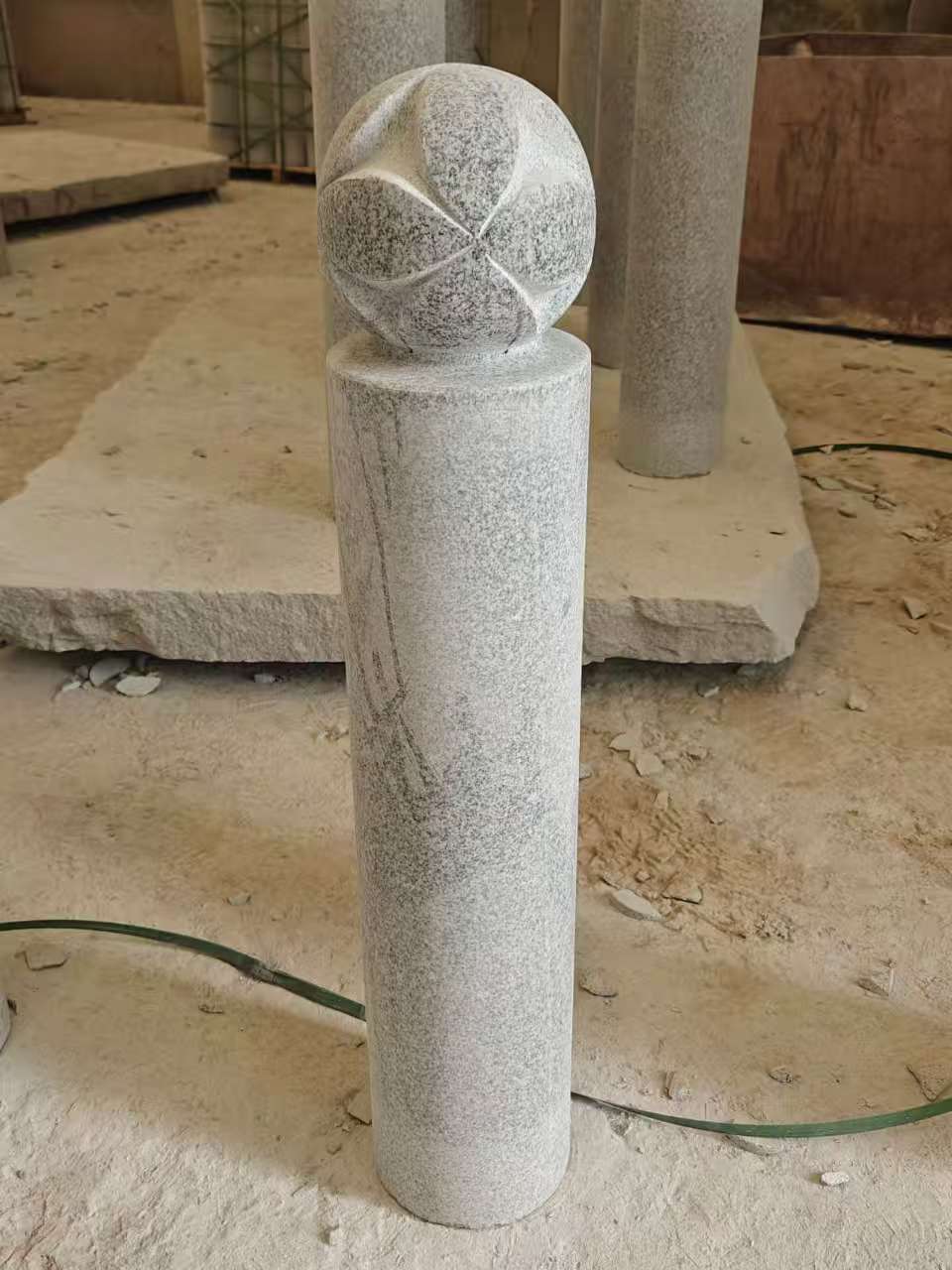 海东 芝麻白花岗岩石材挡车石柱、停车柱、圆柱挡车柱、方柱挡车柱等