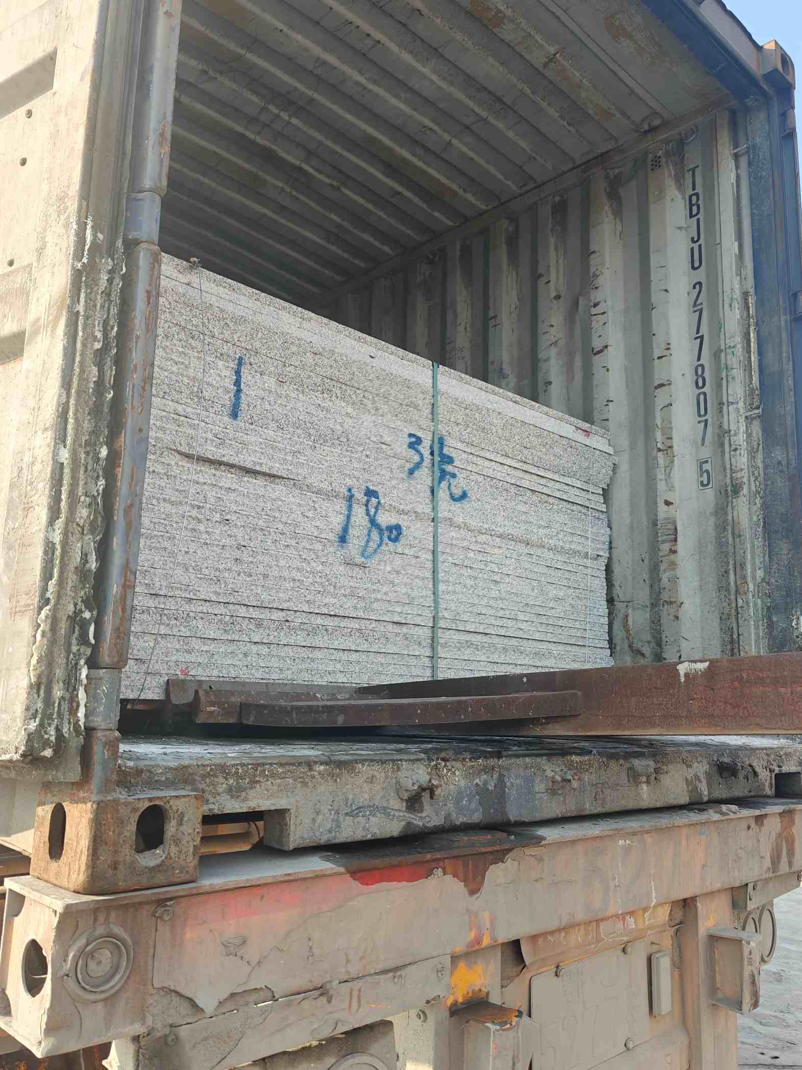 海东 芝麻白花岗岩石材3.0公分光面毛板装柜出货