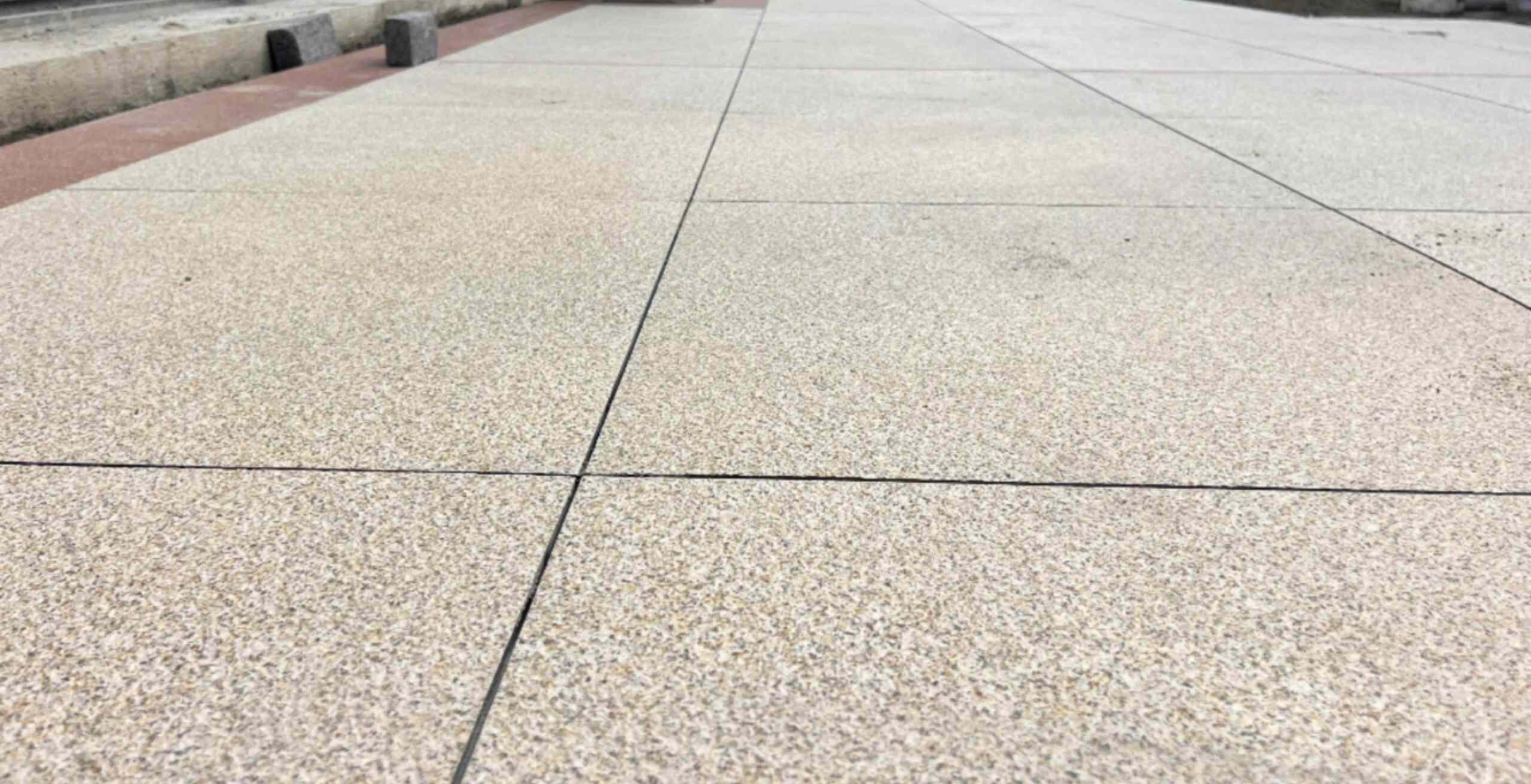 海东 黄金麻花岗岩石板材荔枝面地面铺装效果