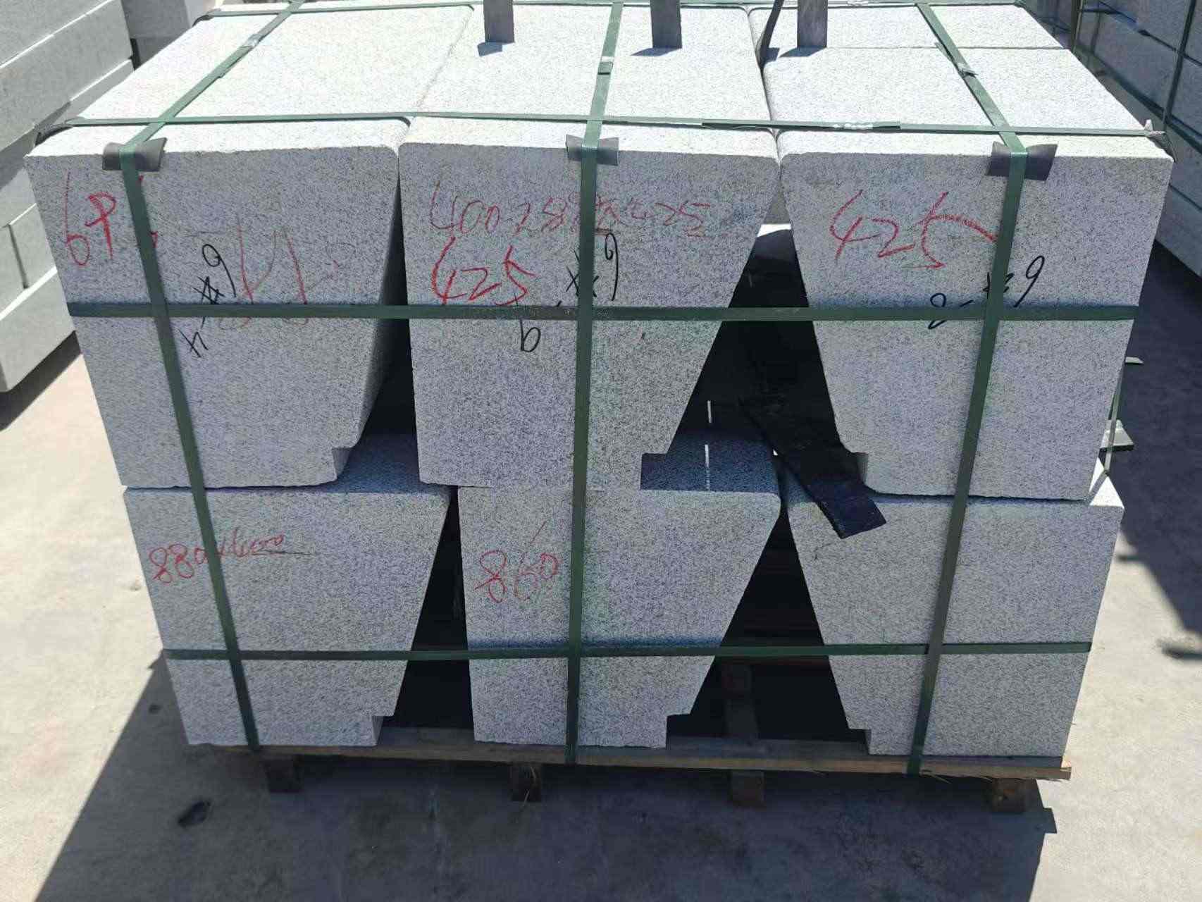 海东 芝麻白异形坐凳，石凳