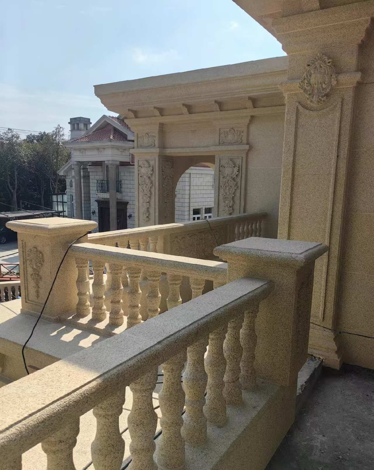 海东 黄金麻别墅外墙干挂雕花配合阳台栏杆花瓶柱