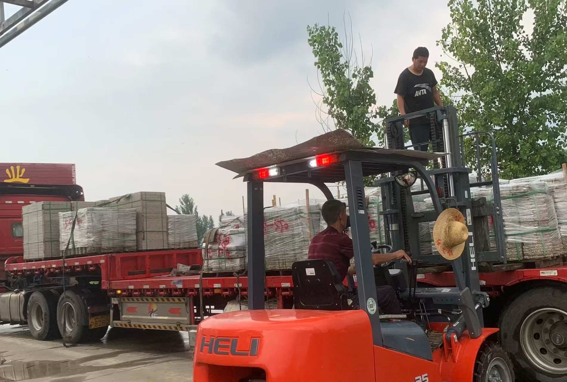 海东 黄金麻冰裂纹，地铺石装车