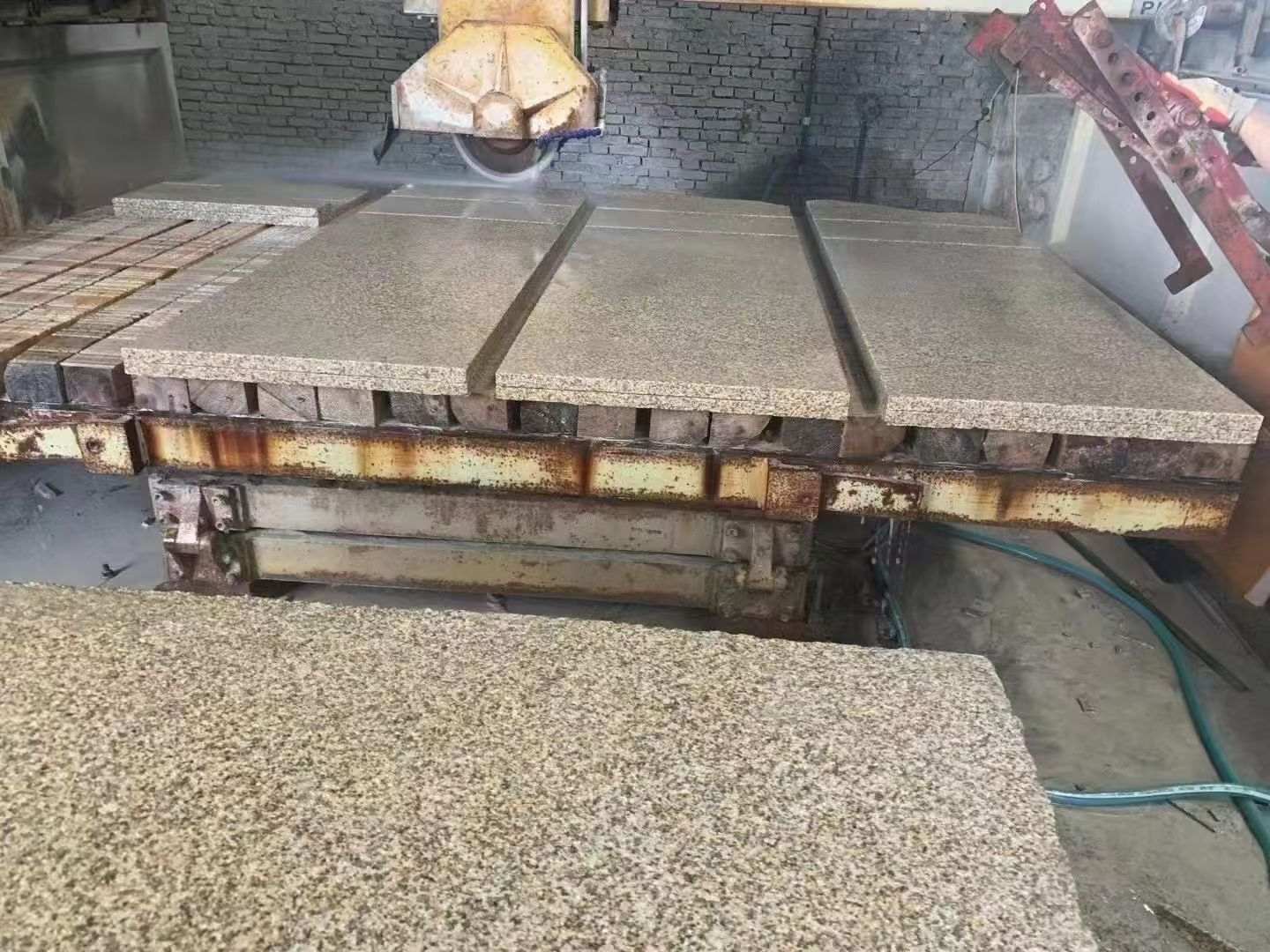 海东 黄金麻荔枝面成品板加工