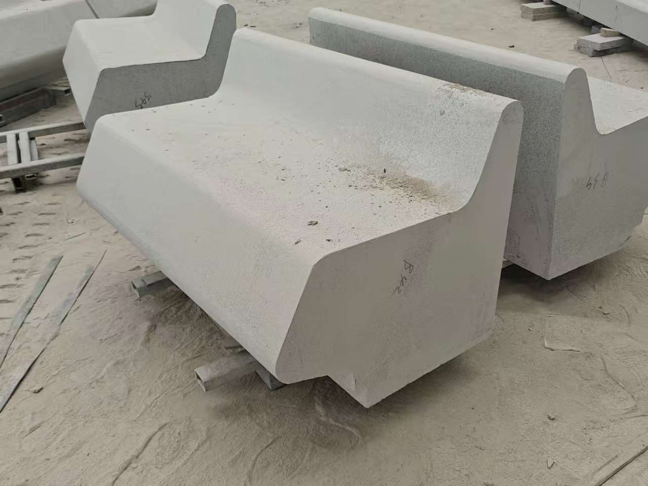 海东 芝麻白花岗岩异形坐凳，石凳