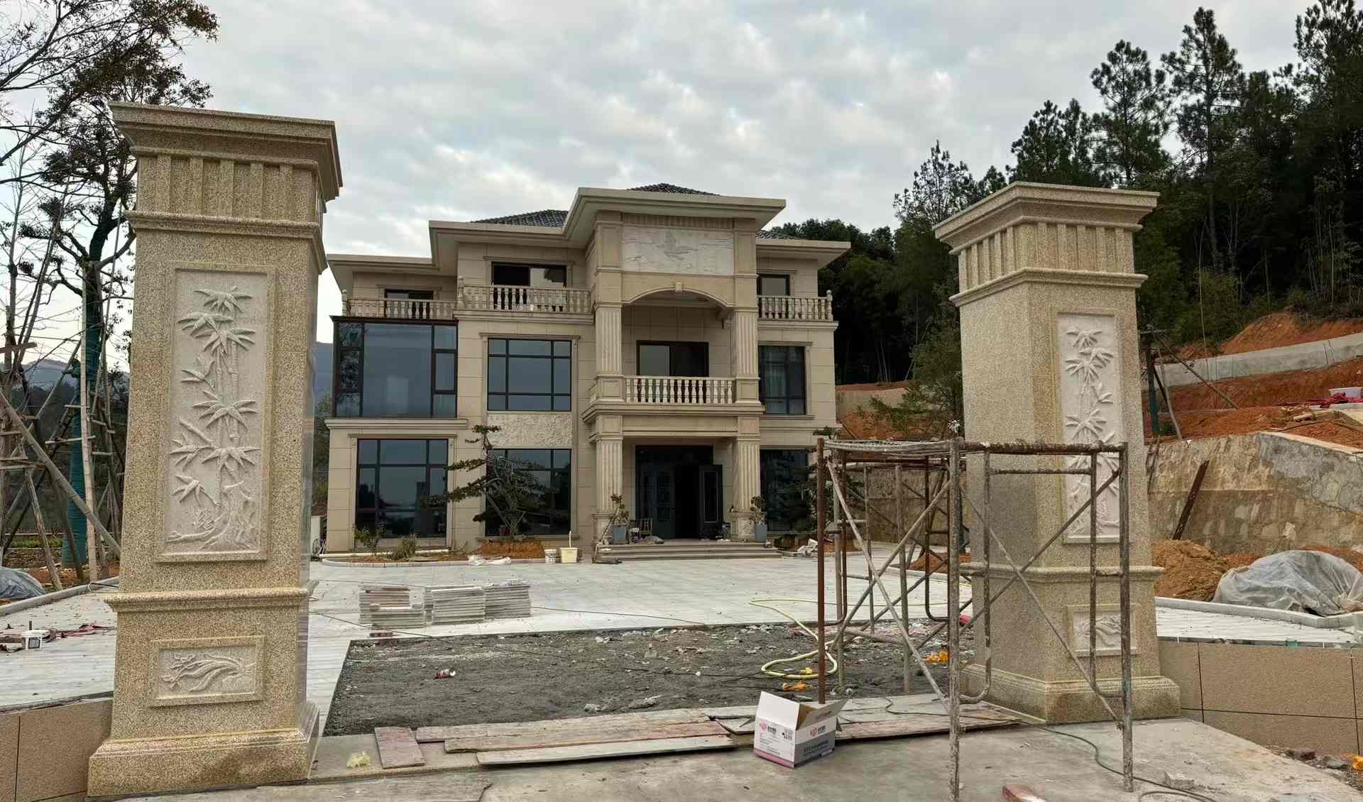 海东 黄金麻花岗岩别墅雕花外墙干挂配上门口雕花罗马柱