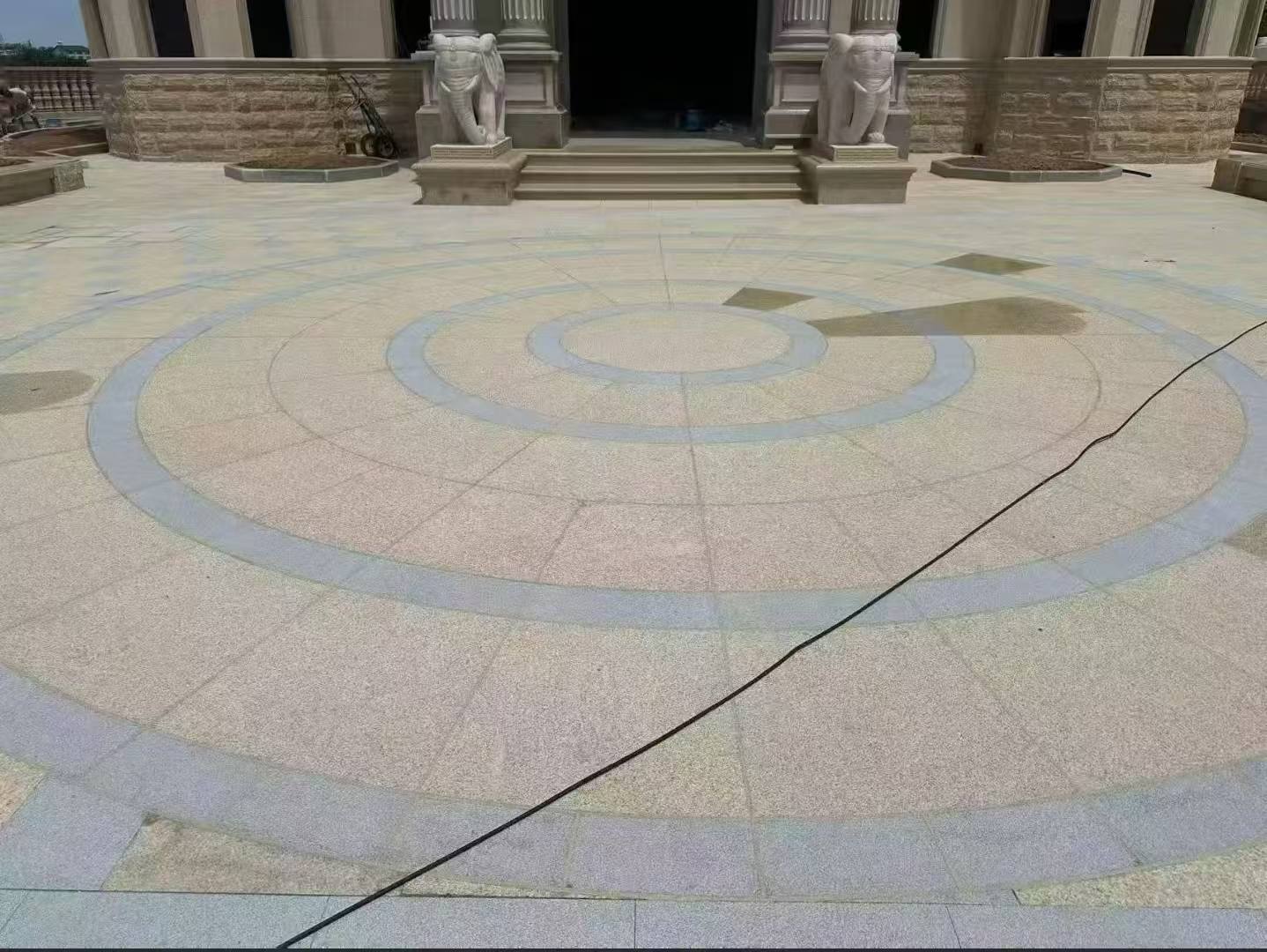 海东 黄金麻芝麻灰花岗岩石材地铺拼接效果