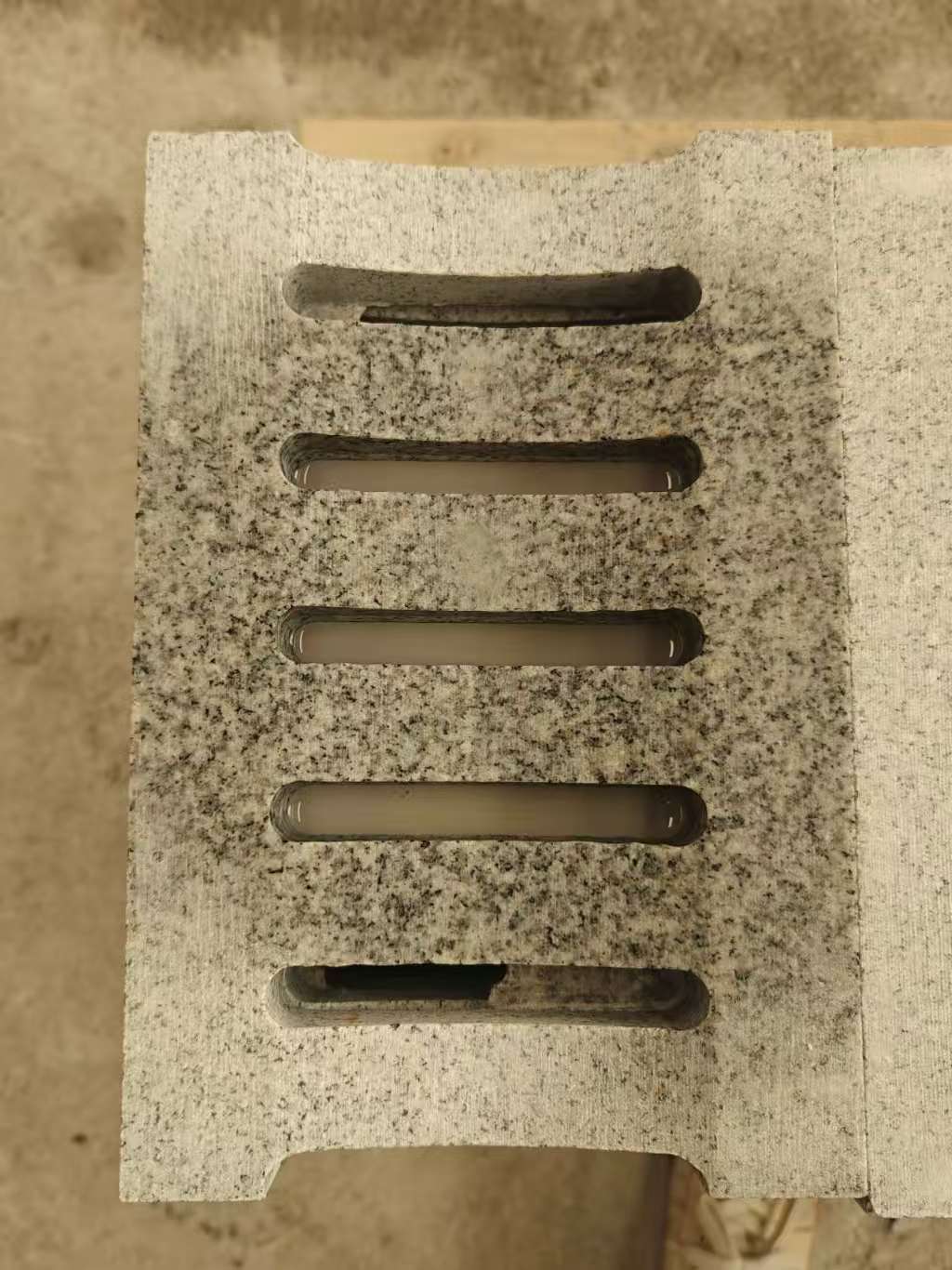 海东 芝麻白拉丝面花岗岩U型开槽排水槽