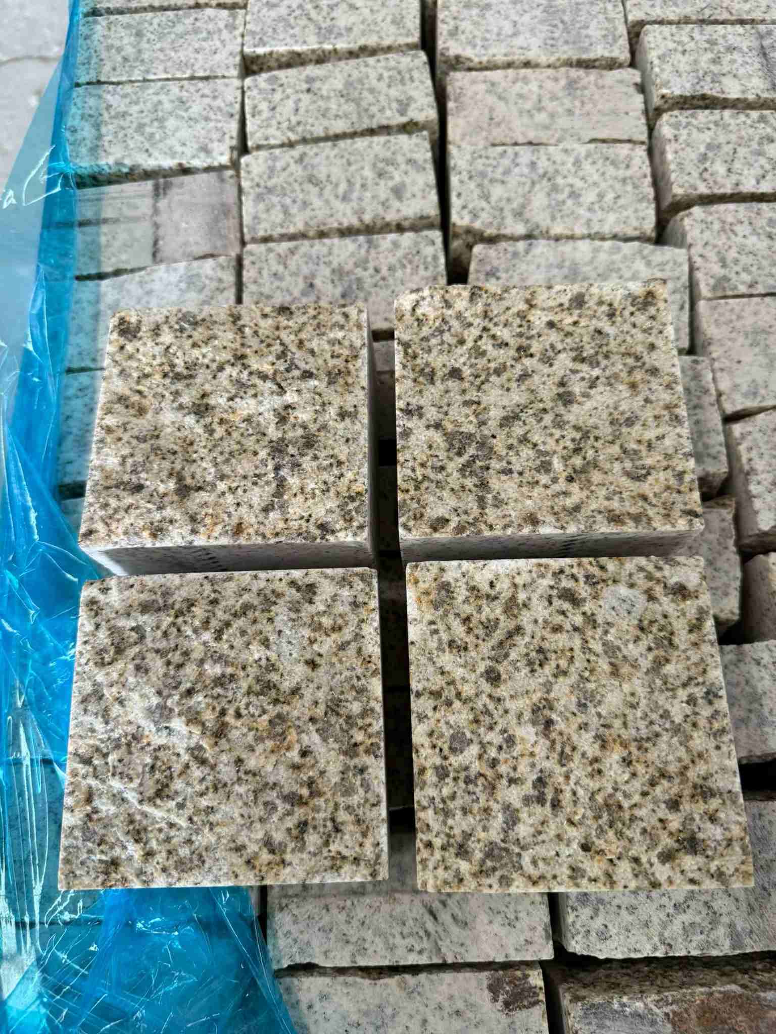 海东 黄金麻花岗岩自然面小方块，弹石，马蹄石等