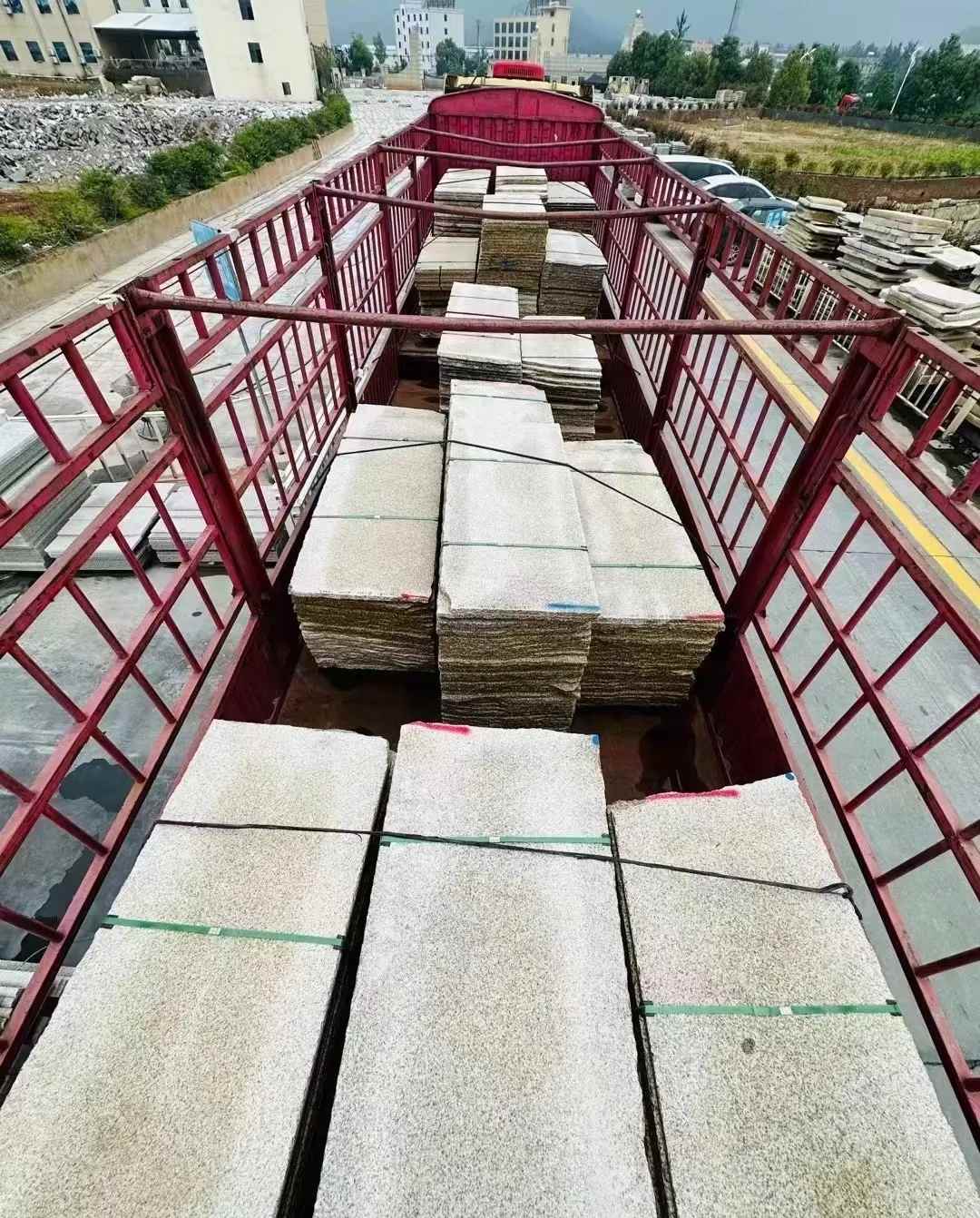 海东 黄金麻花岗岩荔枝面，光面毛板装车完成