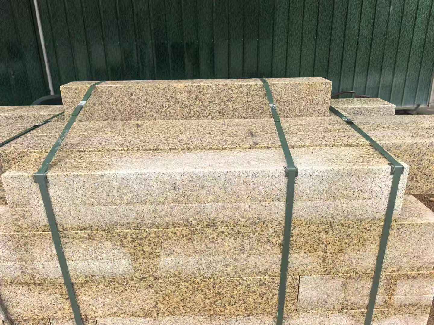 海东 黄金麻花岗岩石材机切面栏杆料半成品