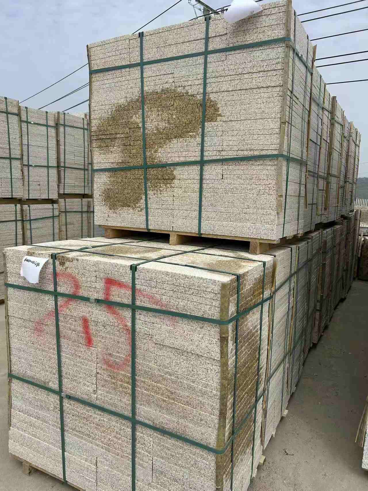 海东 黄金麻花岗岩石材荔枝面地铺石2.5*300*600