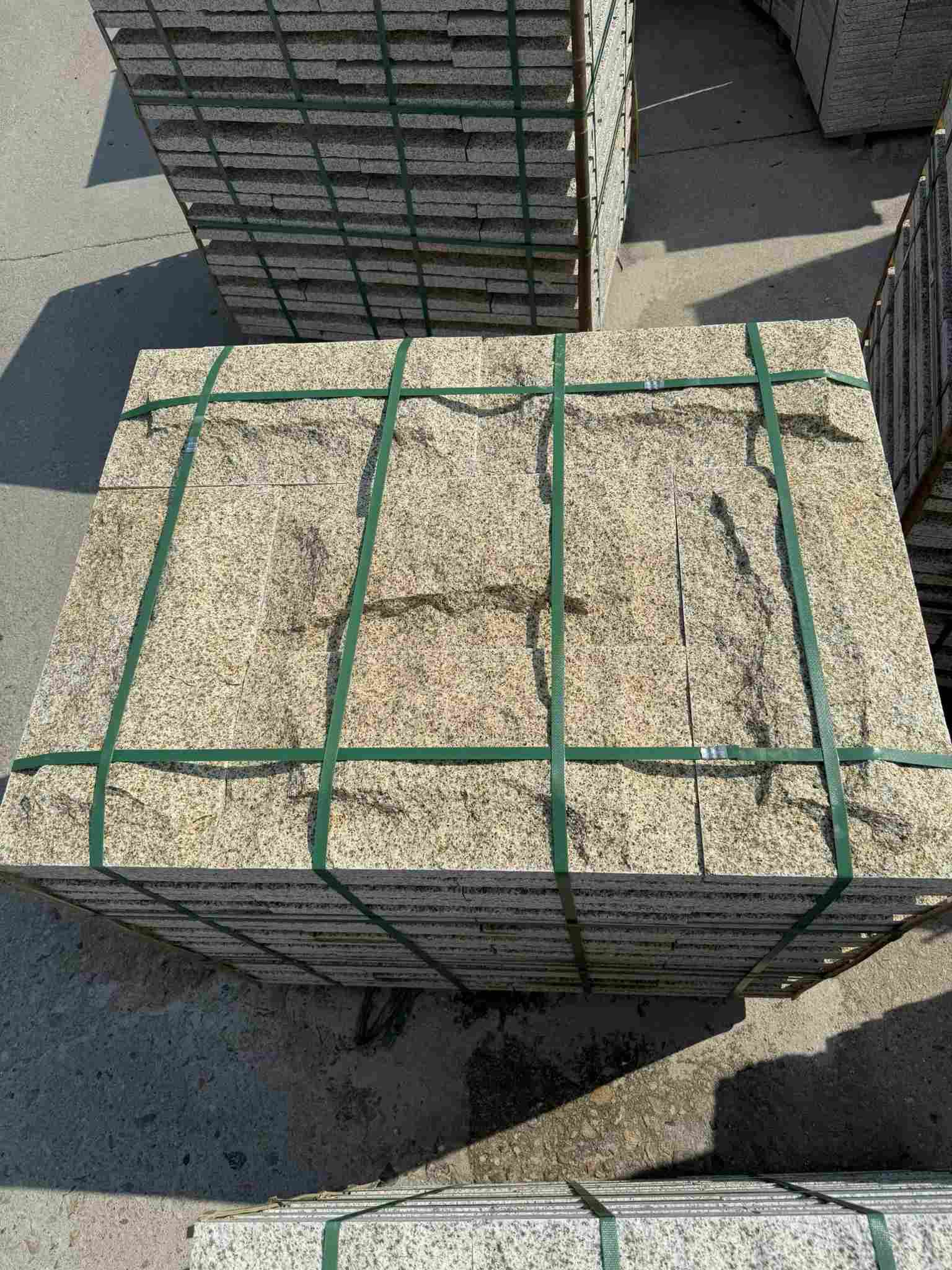 海东 黄金麻花岗岩石材自然面蘑菇石成品