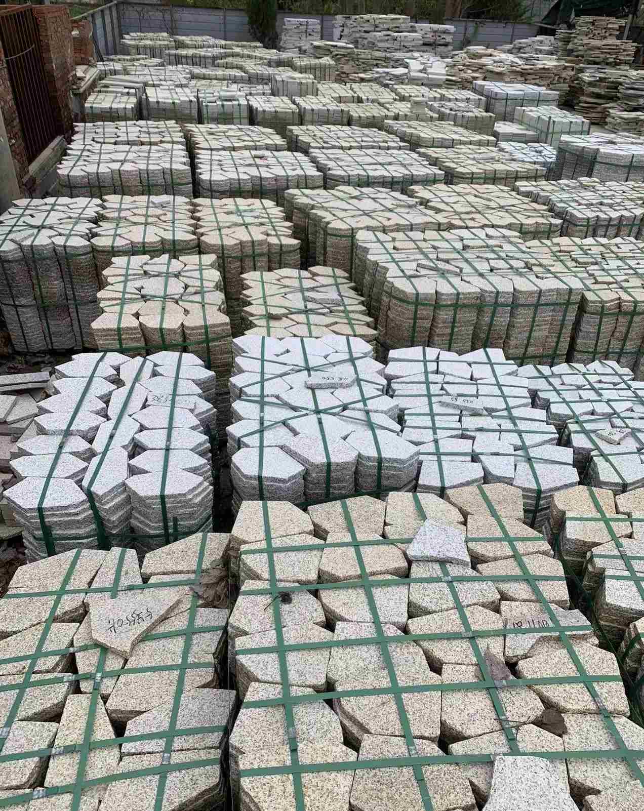 海东 黄金麻白麻花岗岩荔枝面地铺石(冰裂纹)