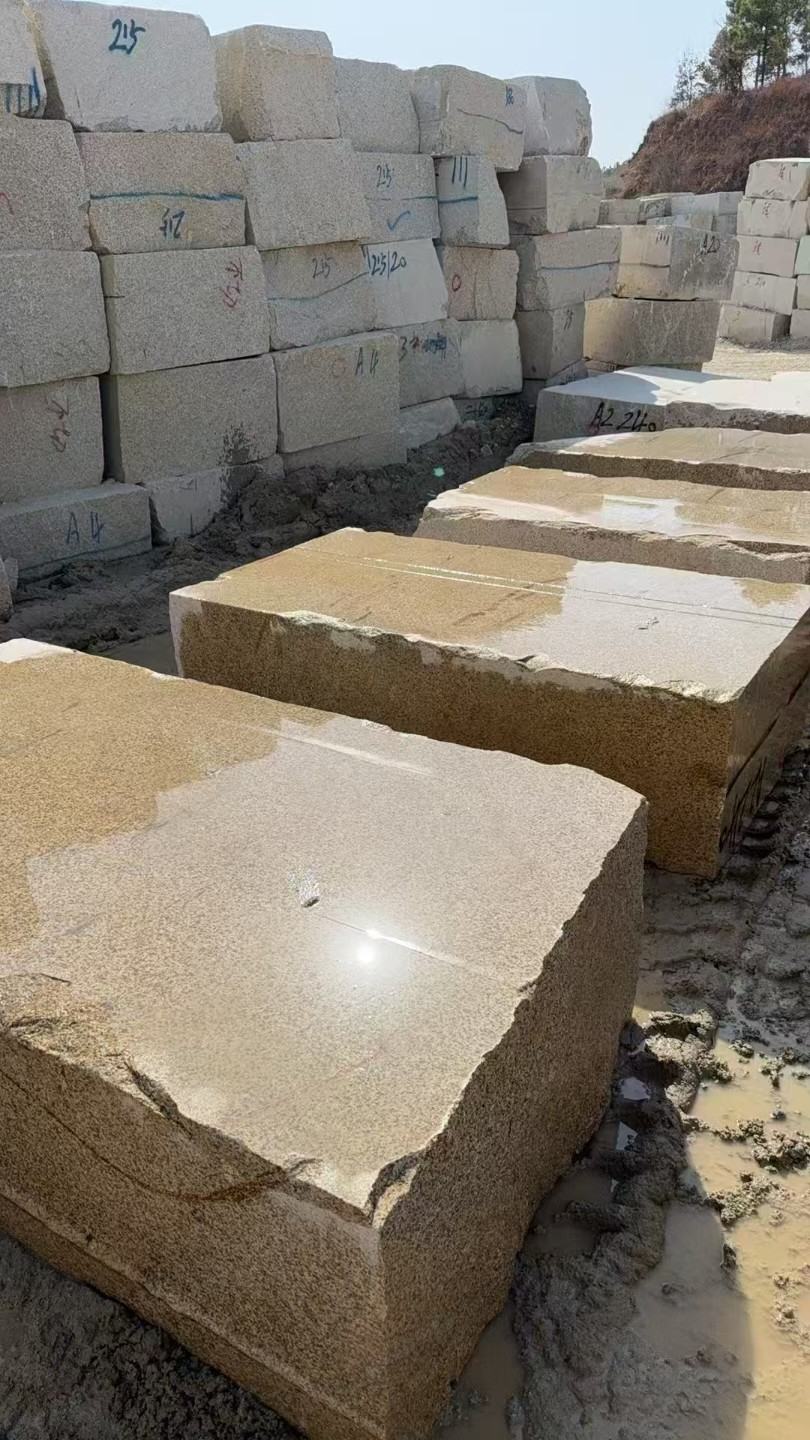 海东 黄金麻方料堆场洗料分选中，原材料充足