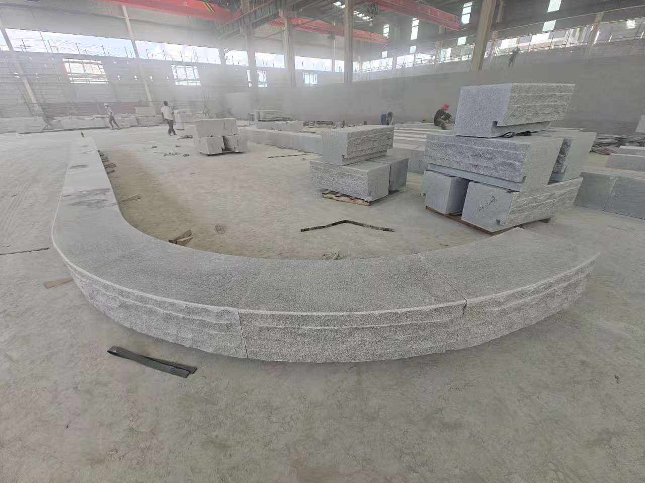 海东 芝麻白异形坐凳，自然面光面弧形加工