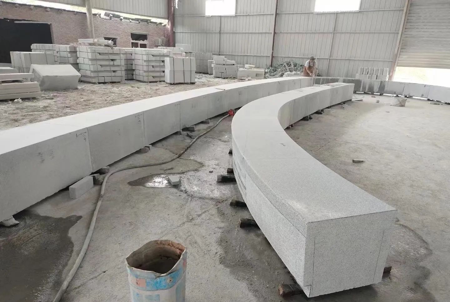 海东芝麻白花岗岩石板材 园林光面弧形坐凳