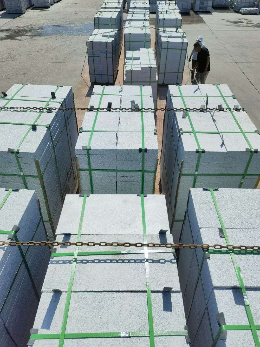 海东 芝麻白花岗岩5公分地铺石 花岗岩厂家工厂装车日常